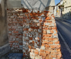 Zabytkowe cegły zostały odsłonięte