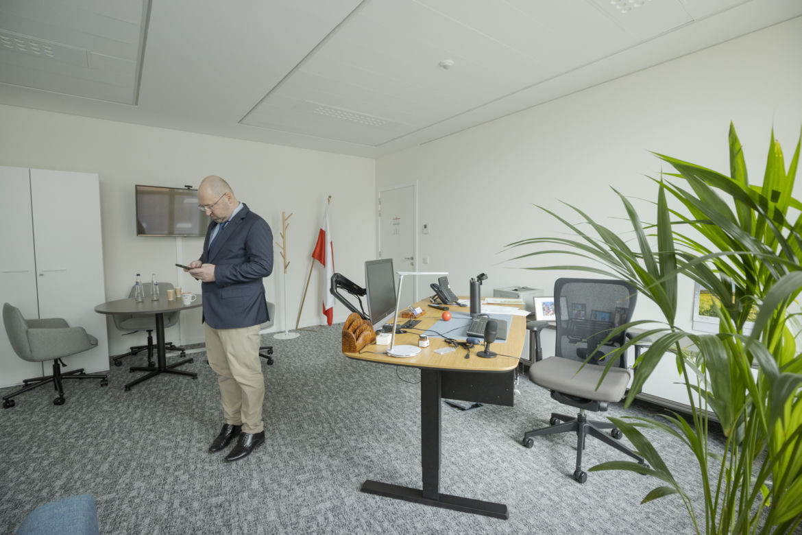 Tak mieszka Adam Bielan w Brukseli