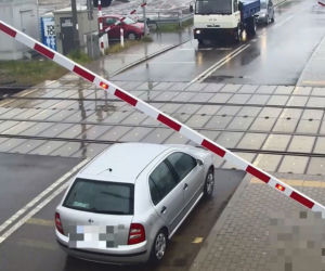 Ominął rogatkę i wjechał tuż przed pociąg! Szokujące zdarzenie pod Ostrowią Mazowiecką [ZDJĘCIA].