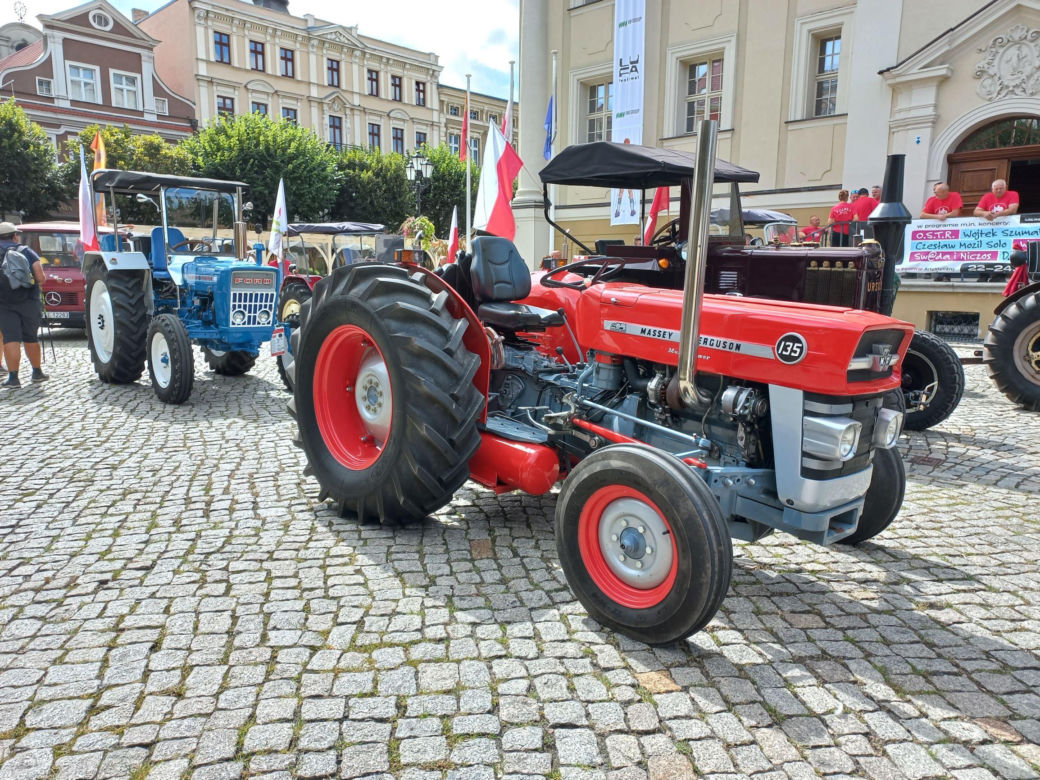 ​Zabytkowe traktory na rynku w Lesznie. Przedsmak festiwalu w Wilkowicach
