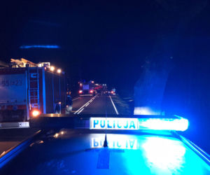 Groźny wypadek na DK 57. Chciał ominąć dziki na drodze, samochód dachował. Dwie osoby w szpitalu