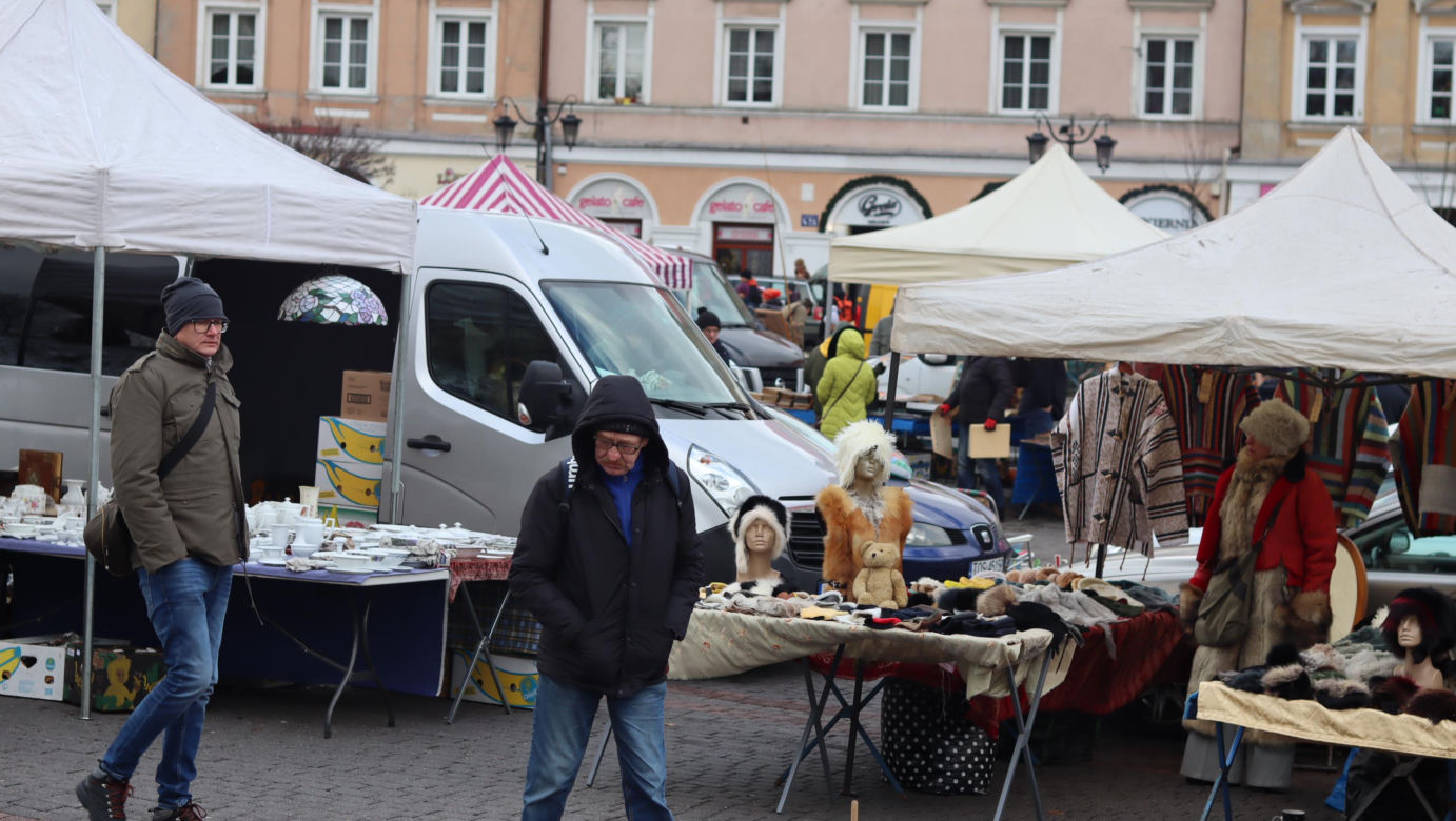 Bombki, samochody i św. Mikołaje. Takie cuda można było kupić na Lubelskiej Giełdzie Staroci