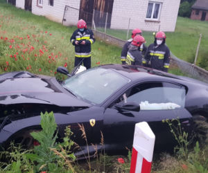 Ferrari rozbite na drodze krajowej nr 45 w Gaszynie 