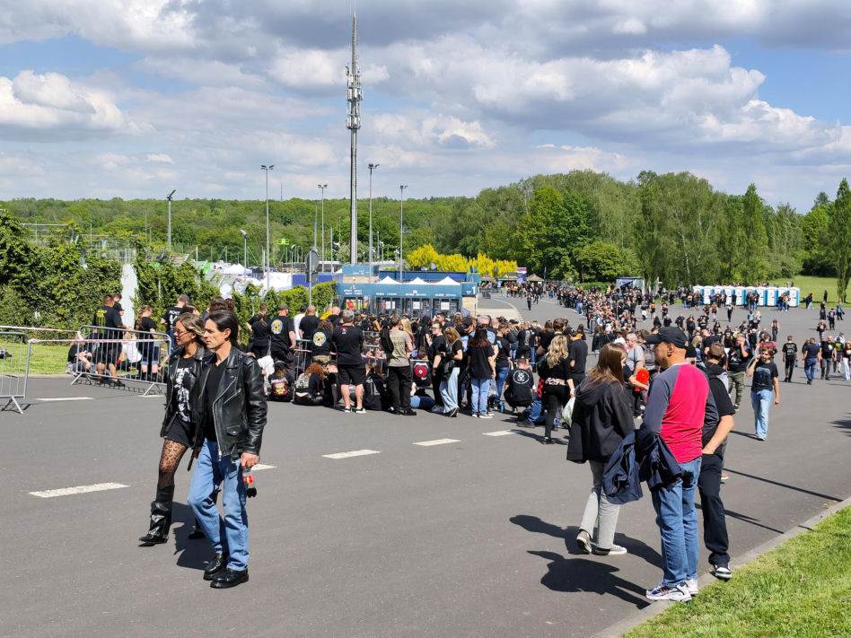 Długie kolejki i tłum fanów przed koncertem Metaliki
