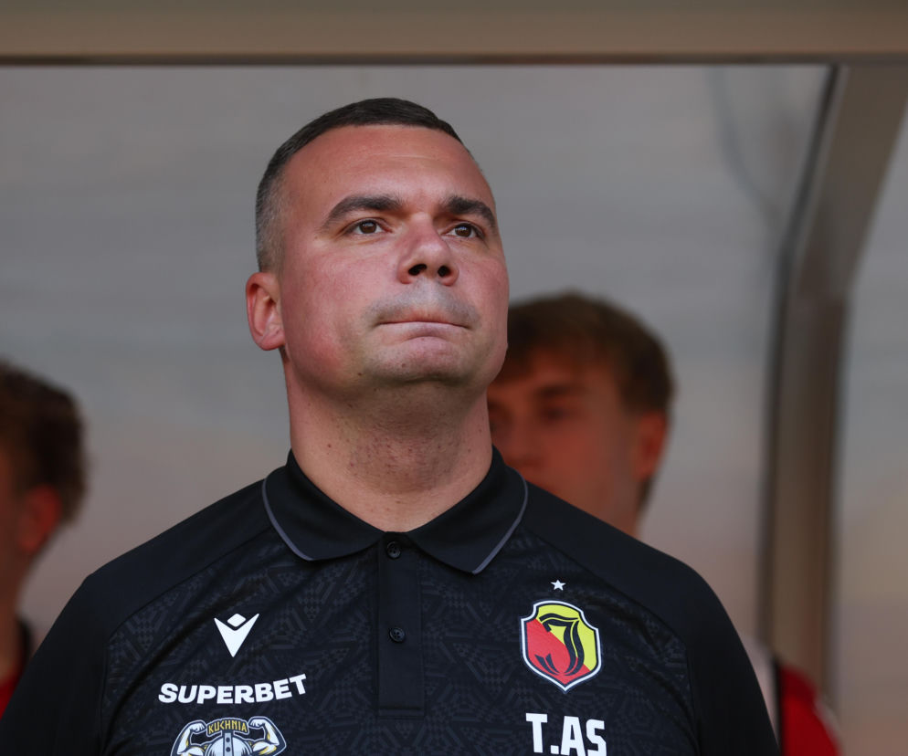 Trener Jagiellonii Adrian Siemieniec w czarnej koszulce klubowej. O aferze z udziałem trenera przeczytasz na SE Supersport.