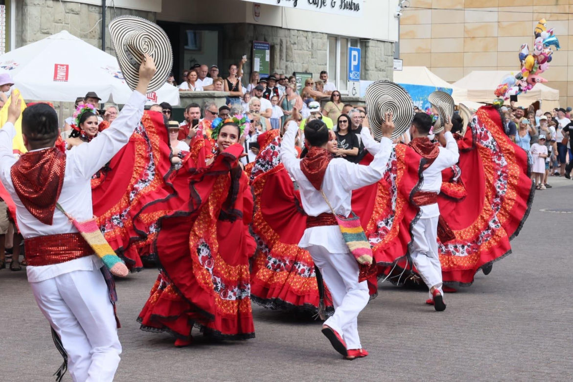 Wielobarwny korowód przemaszerował przez centrum Wisły. Trwa 61. Tydzień Kultury Beskidzkiej 