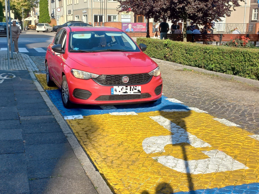 ​Ktoś przemalował strefę „Pocałuj i Jedź” przy Szkole Podstawowej nr 10 w Lesznie. Bo kojarzyła się z barwami Ukrainy