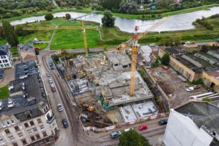 Nowe budynki nie próbują kopiować historycznej architektury zajezdni. Mają współczesne elewacje, duże przeszklenia, balkon. Zajezdnia Motława. Nowe mieszkania 