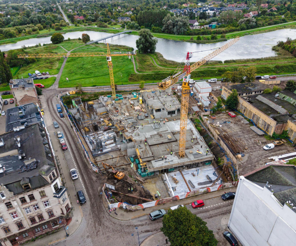 Plac budowy Zajezdni Motława w Gdańsku z lotu ptaka. O nowej inwestycji na Dolnym Mieście przeczytasz na Architektura.