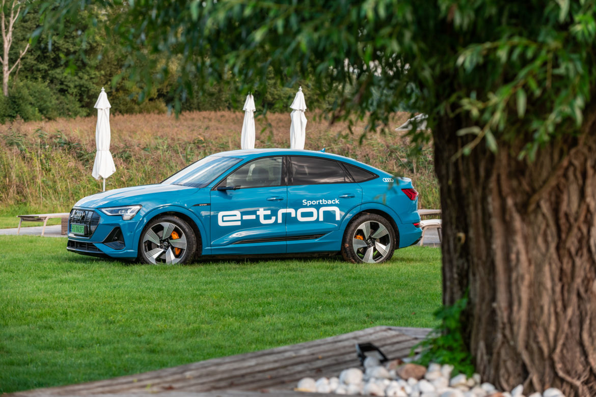 Audi e-tron Sportback 55 quattro S line (Antigua Blue)