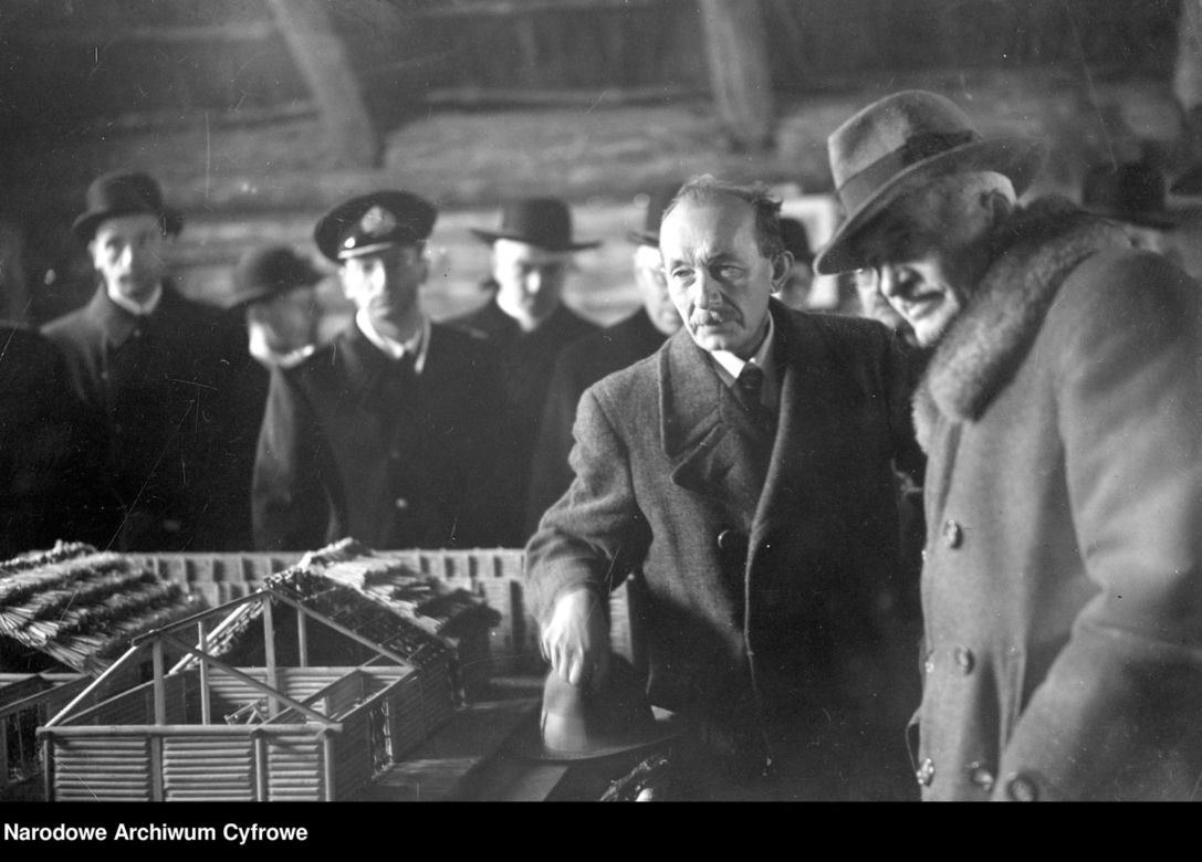 Józef Kostrzewski, kierownik biskupińskich wykopalisk, prezentuje pierwszą makietę  osady prezydentowi RP Ignacemu Mościckiemu (pierwszy z prawej), Biskupin 1936.  