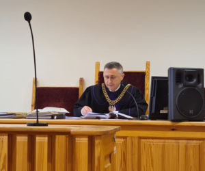Zwolnieni ratownicy medyczni z Przemyśla przed sądem walczą o przywrócenie do pracy [ZDJĘCIA]