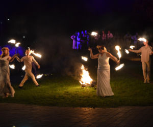 Pokaz fireshow w wykonaniu tancerzy i tancerek Teatru Ognia „Mantra” z Makowa Mazowieckiego