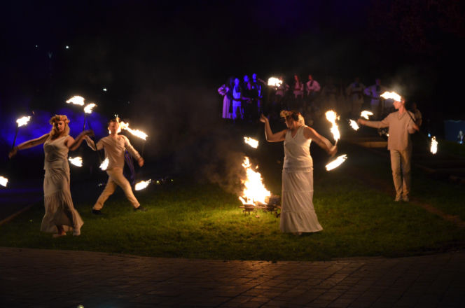 Pokaz fireshow w wykonaniu tancerzy i tancerek Teatru Ognia „Mantra” z Makowa Mazowieckiego