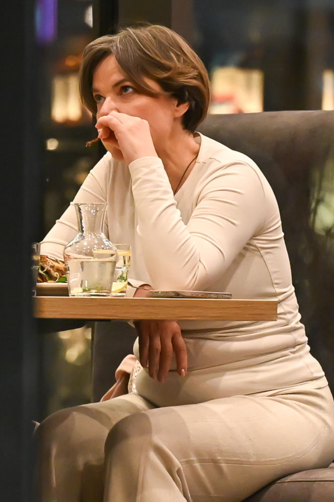 Monika Richardson z dzieckiem i pieskiem