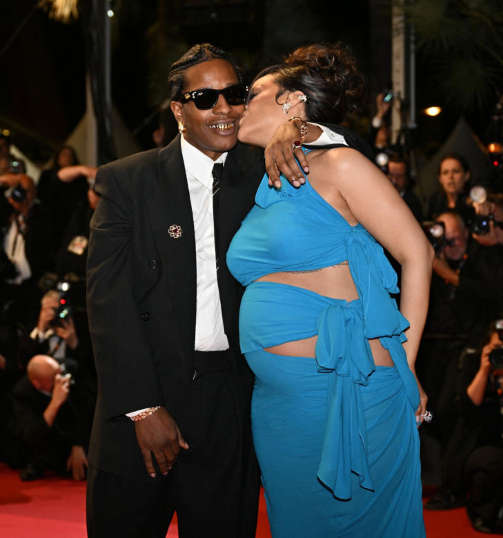 Rihanna z ukochanym pokazała się w Cannes. Niebieską kreacją podkreśliła ciążę