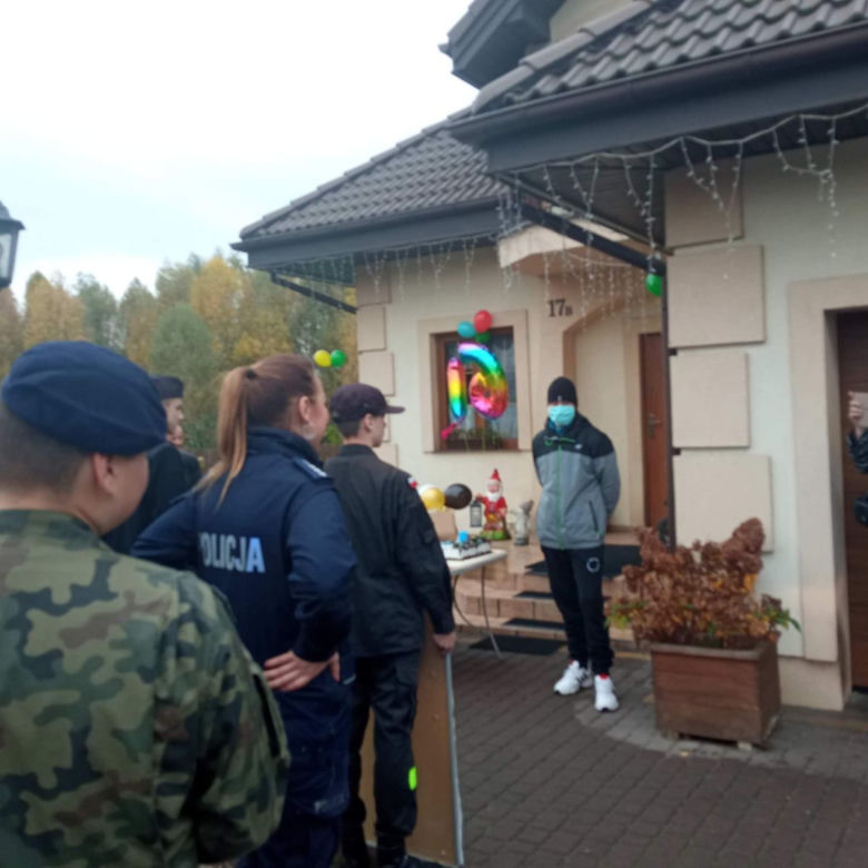 Uczniowie Technikum Mundurowego wspólnie z aleksandrowskimi policjantami odwiedzili ciężko chorego Piotra