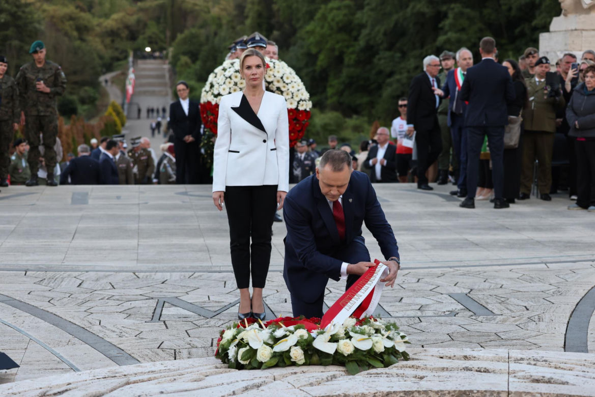 Prezydent RP Karol Nawrocki i pierwsza dama Marta Nawrocka podczas polowej mszy świętej na Polskim Cmentarzu Wojennym pod Monte Cassino