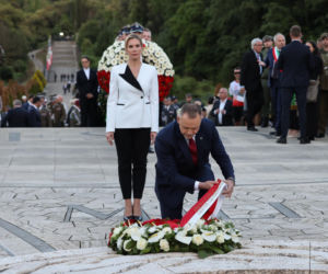 Prezydent RP Karol Nawrocki i pierwsza dama Marta Nawrocka podczas polowej mszy świętej na Polskim Cmentarzu Wojennym pod Monte Cassino