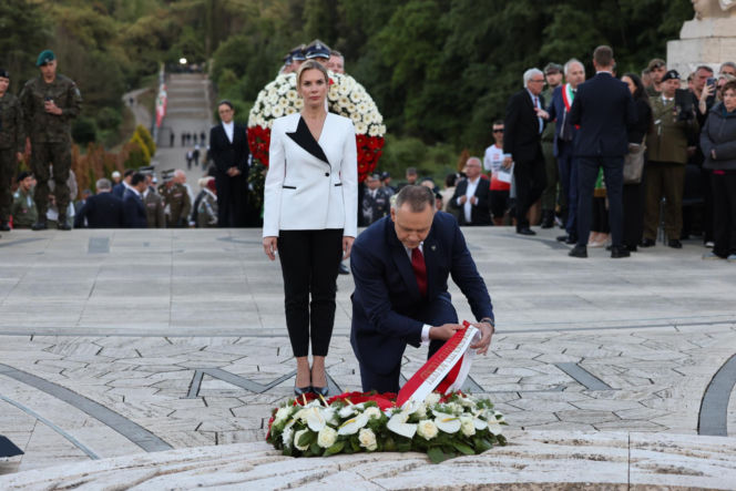 Prezydent RP Karol Nawrocki i pierwsza dama Marta Nawrocka podczas polowej mszy świętej na Polskim Cmentarzu Wojennym pod Monte Cassino