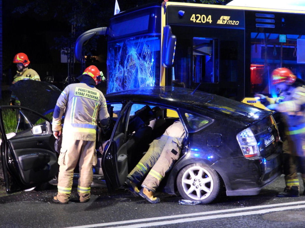 Dramatyczny wypadek we Włochach. Autobus zdzerzył się z osobówką