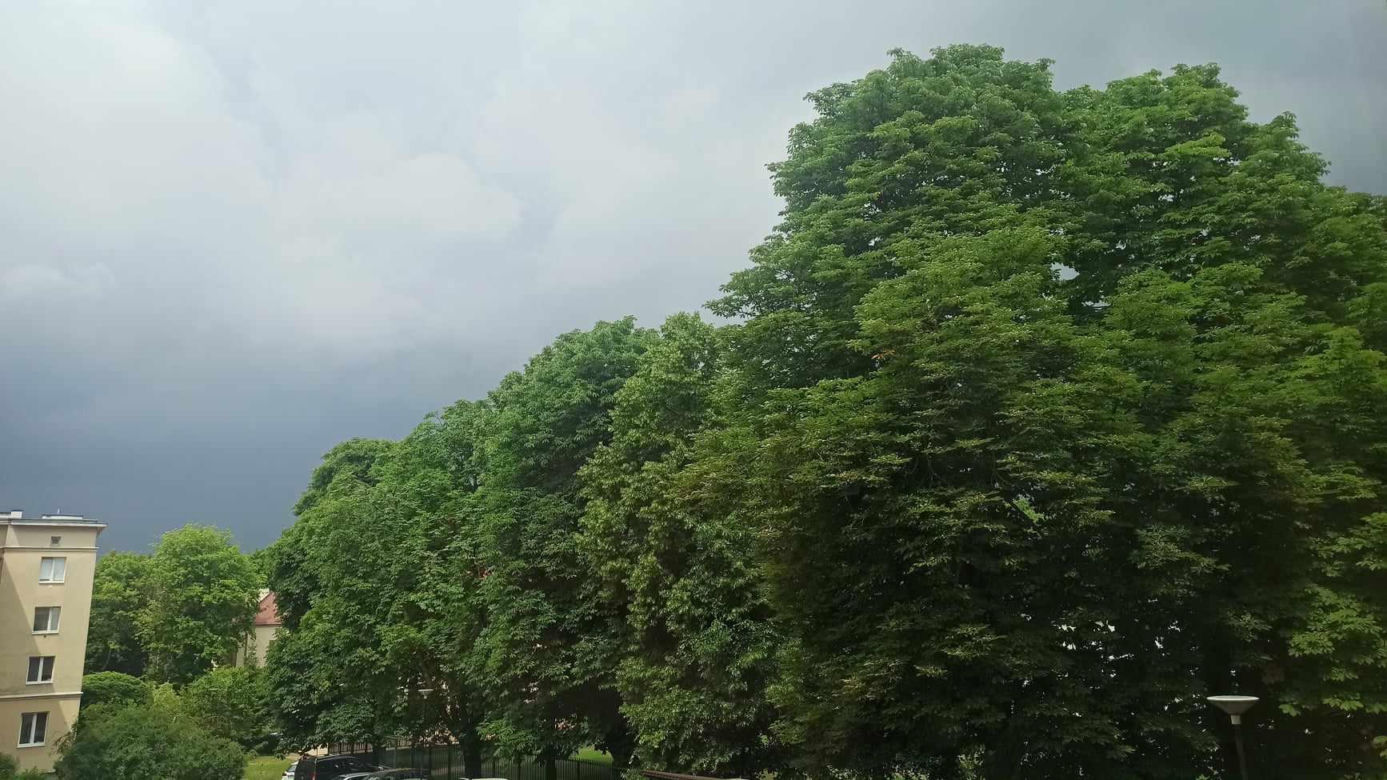 Burza nad Lublinem. Czarne chmury przykryły miasto, słychać grzmoty
