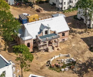 Dwór Bojarów w Otwocku otoczony nowymi blokami