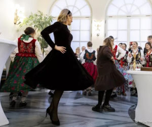 Uczniowie z Zakopanego ubrali choinkę w Pałacu Prezydenckim. Córka Pierwszej Damy skradła show!