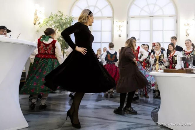 Uczniowie z Zakopanego ubrali choinkę w Pałacu Prezydenckim. Córka Pierwszej Damy skradła show!