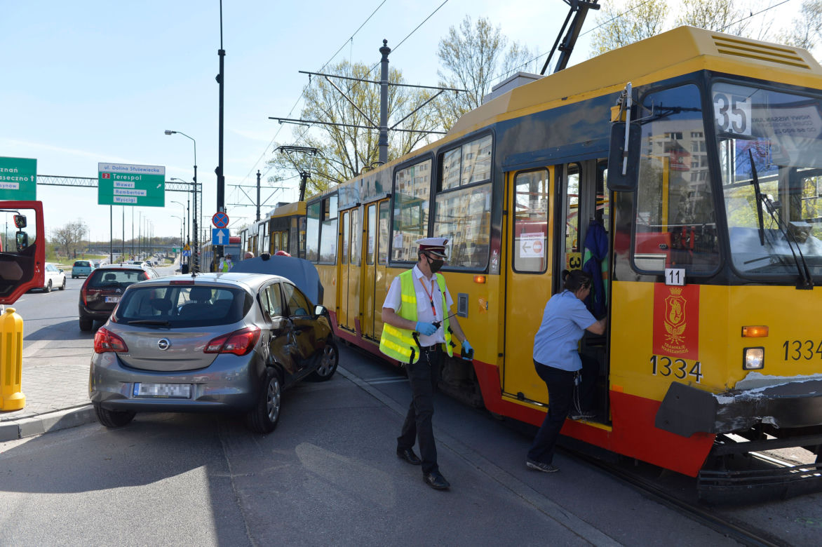 Samochód zderzył się z tramwajem na Puławskiej