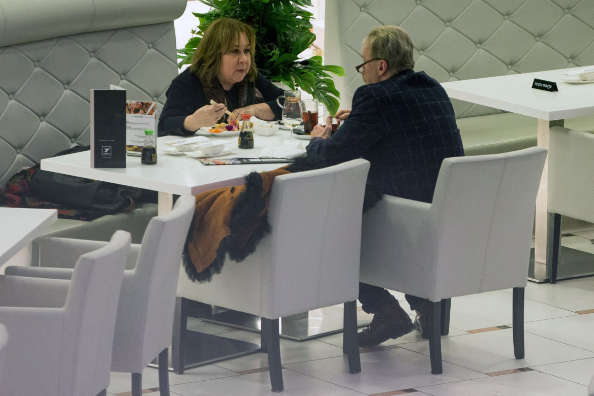 Daniel Olbrychski z żoną na Sushi, ona je on pije