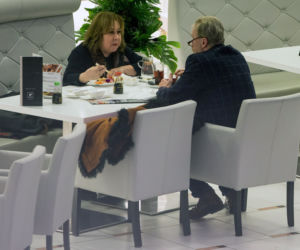 Daniel Olbrychski z żoną na Sushi, ona je on pije