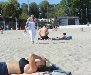 Senyszyn na plaży podrywa półnagich mężczyzn