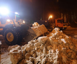 Akcja wywożenia śniegu z Krupówek