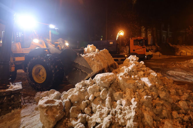 Akcja wywożenia śniegu z Krupówek