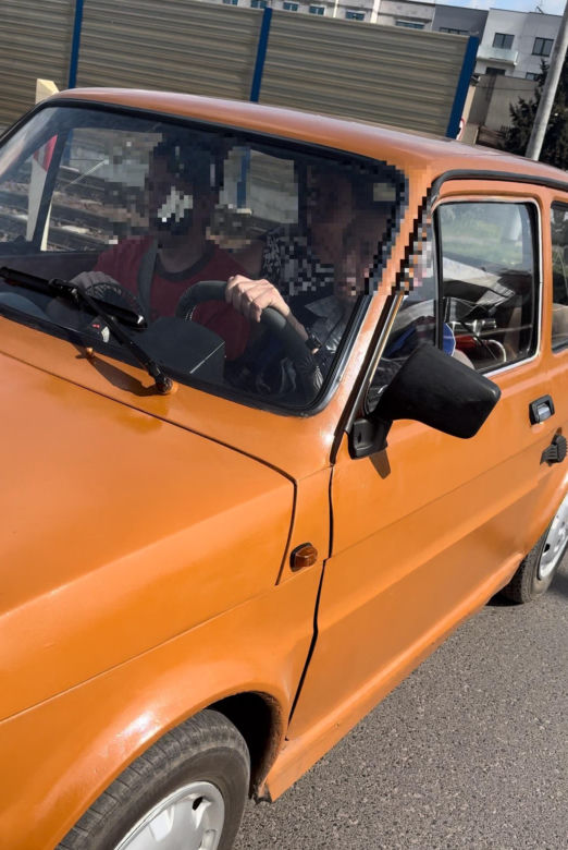 Niebezpieczna sytuacja na przejeździe kolejowym w Lesznie. Między rogatkami przy ul. Dożynkowej utknął "maluch"