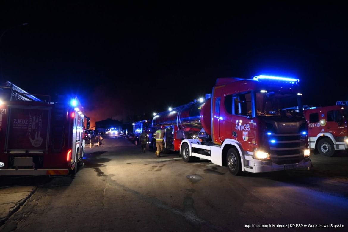 Potężny pożar fabryki drutu w Gliwicach. Strażacy dogaszają pogorzelisko