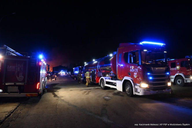 Potężny pożar fabryki drutu w Gliwicach. Strażacy dogaszają pogorzelisko