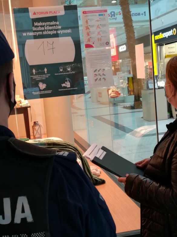 Toruń: Sanepid i policja w galeriach handlowych. To nie koniec