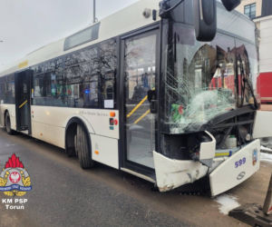 Samochód huknął w autobus MZK. Poważny wypadek w Toruniu