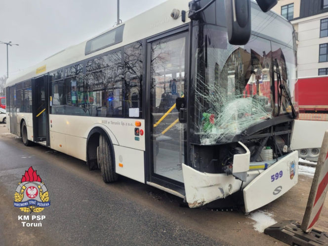 Samochód huknął w autobus MZK. Poważny wypadek w Toruniu