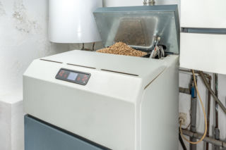 Czy można palić drewnem w piecu na pellet? Sprawdzamy, czym to grozi