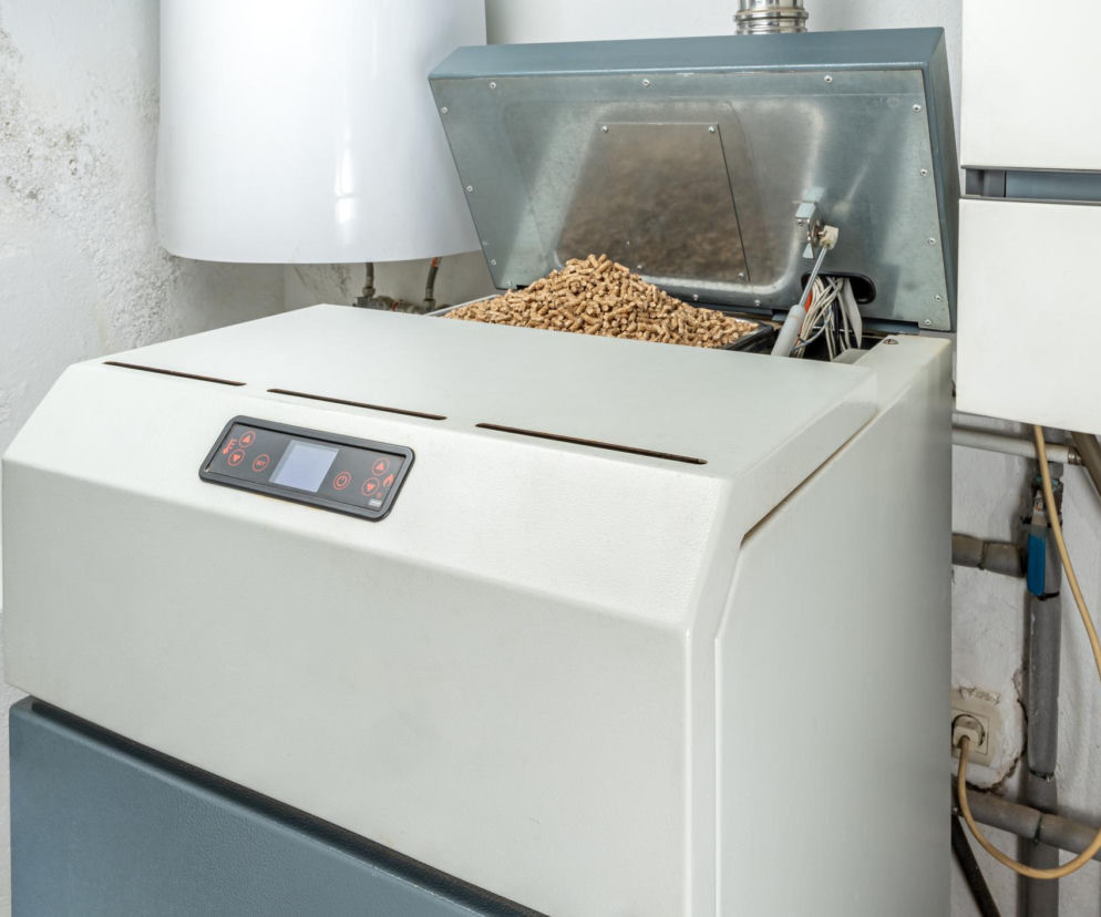 Czy można palić drewnem w piecu na pellet? Sprawdzamy, czym to grozi