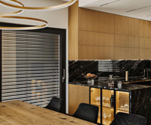 Między minimalizmem a złotym detalem. Elegancki dom w Katowicach