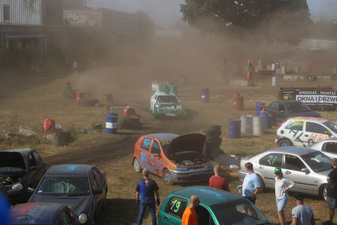 Charytatywny Wrak Race. Andrzej z Plutycz i Adam Kraśko zbierali pieniądze dla chorej Dominiki