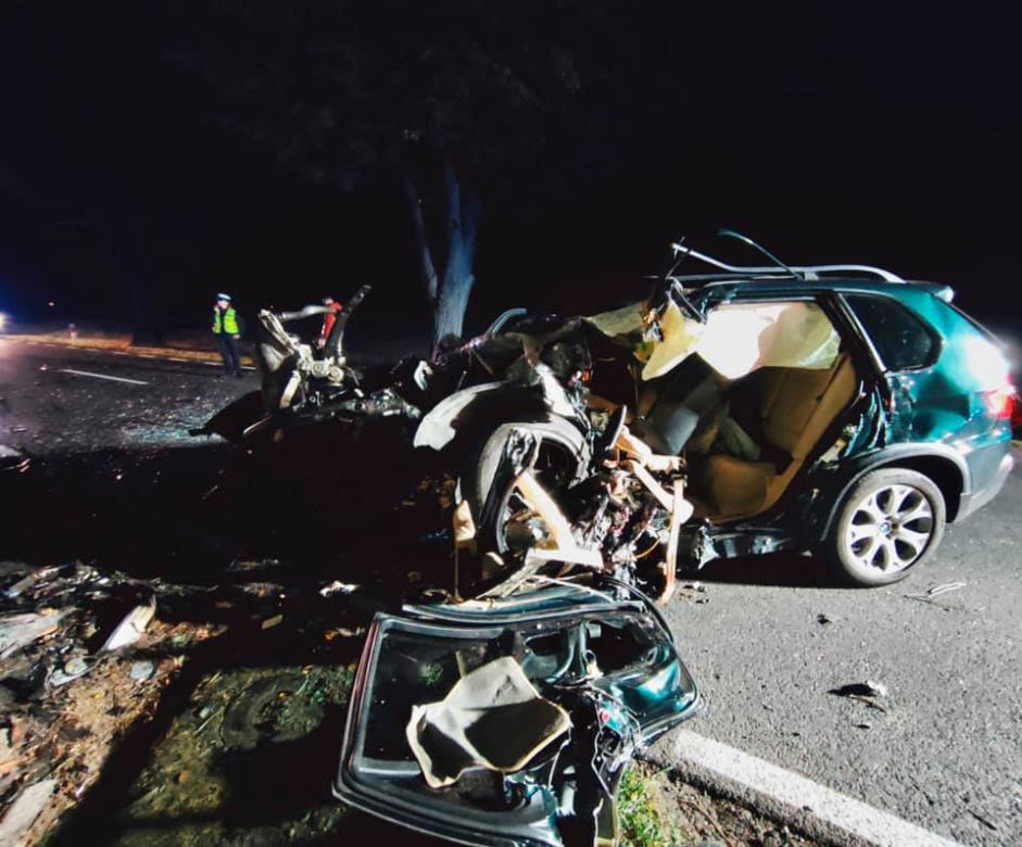 Trzcianka: BMW uderzyło w dwa drzewa! 23-latek zginął na miejscu
