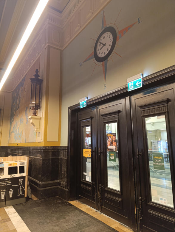 Mc Donald's  w Gdyni w historycznym wnętrzu