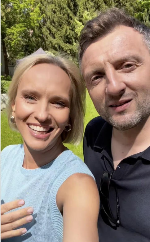 M jak miłość. Dorota (Iwona Rejzner), Bartek (Arkadiusz Smoleński) na planie