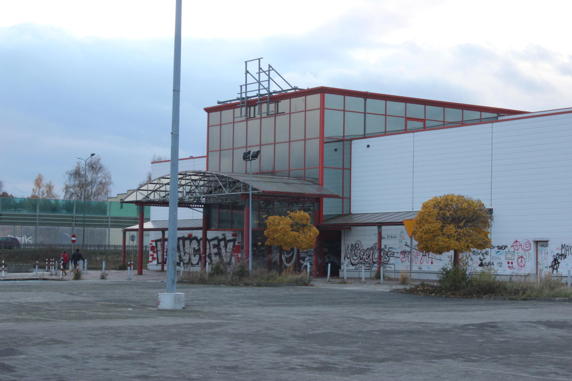 Dawny supermarket Auchan w Dąbrowie Górniczej już nie będzie straszył