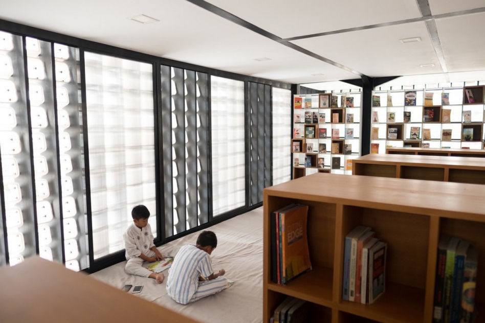 Recykling w architekturze. Elewację tej biblioteki wykonano z pudełek po lodach